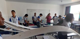 Forro de PVC cai em sala de aula e assusta professores e estudantes em escola municipal de Pedra Mole