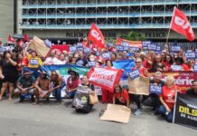 Professoras e professoras fazem ato em frente ao Palácio de Despachos em defesa da lei do piso e da carreira do magistério