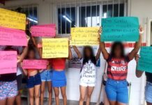 Estudantes do Colégio de Tempo Integral Arquibaldo Mendonça, em Indiaroba, protestam contra estrutura precária