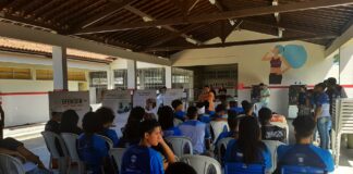 Exposição de Ofenísia Freire está em escola que leva o nome da professora