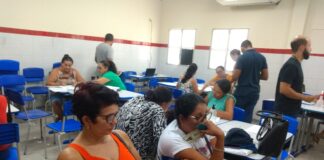 Professoras e professores de São Domingos enfrentam filas para fazer empréstimo. Confira vídeo