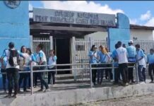 Santo Amaro: estudantes fazem protesto na porta do Centro de Excelência