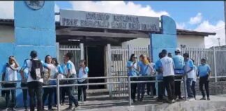 Santo Amaro: estudantes fazem protesto na porta do Centro de Excelência