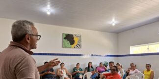 Aparecida: professores se reúnem em assembleia