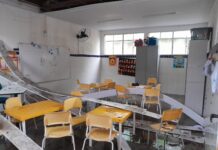 Forte chuva faz forro de teto desabar e alaga Escola na Barra dos Coqueiros