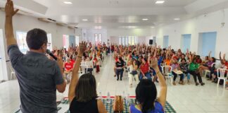 Professoras e professores vão paralisar atividades por mais 3 dias e aprovam indicativo de greve para o início do 2º semestre
