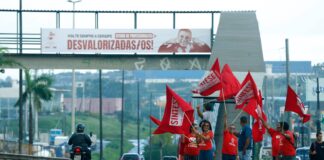 Em primeiro dia de paralisação, professoras professores fazem intervenções na entrada da cidade e ato em frente a Alese