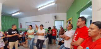 Professores de Canindé ocupam Secretaria Municipal de Educação