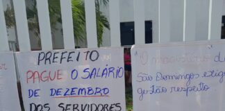Atraso: professores de São Domingos cobram salário de dezembro na prefeitura