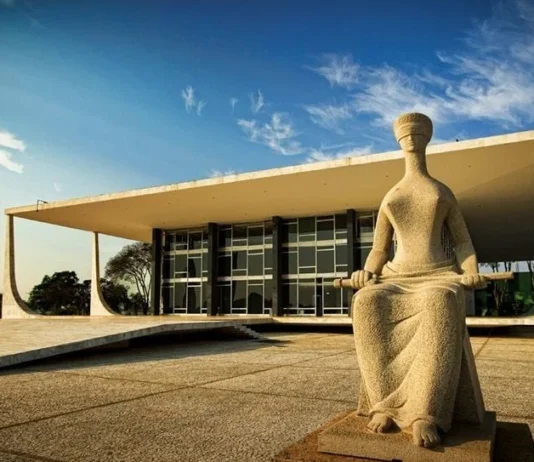 STF adia julgamento da repercussão do piso do magistério nos planos de carreira