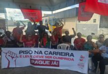 Professoras e professores de Santana do S. Francisco vão à porta do Fórum solicitar efetivação de sentença que assegura o piso