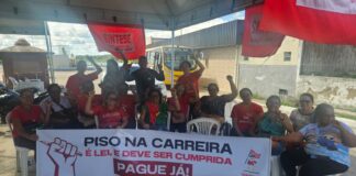 Professoras e professores de Santana do S. Francisco vão à porta do Fórum solicitar efetivação de sentença que assegura o piso