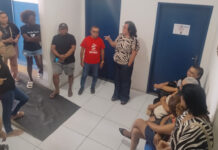 Santo Amaro: professores fazem vigília para cobrar salário de dezembro e convocam assembleia para dia 7 de janeiro